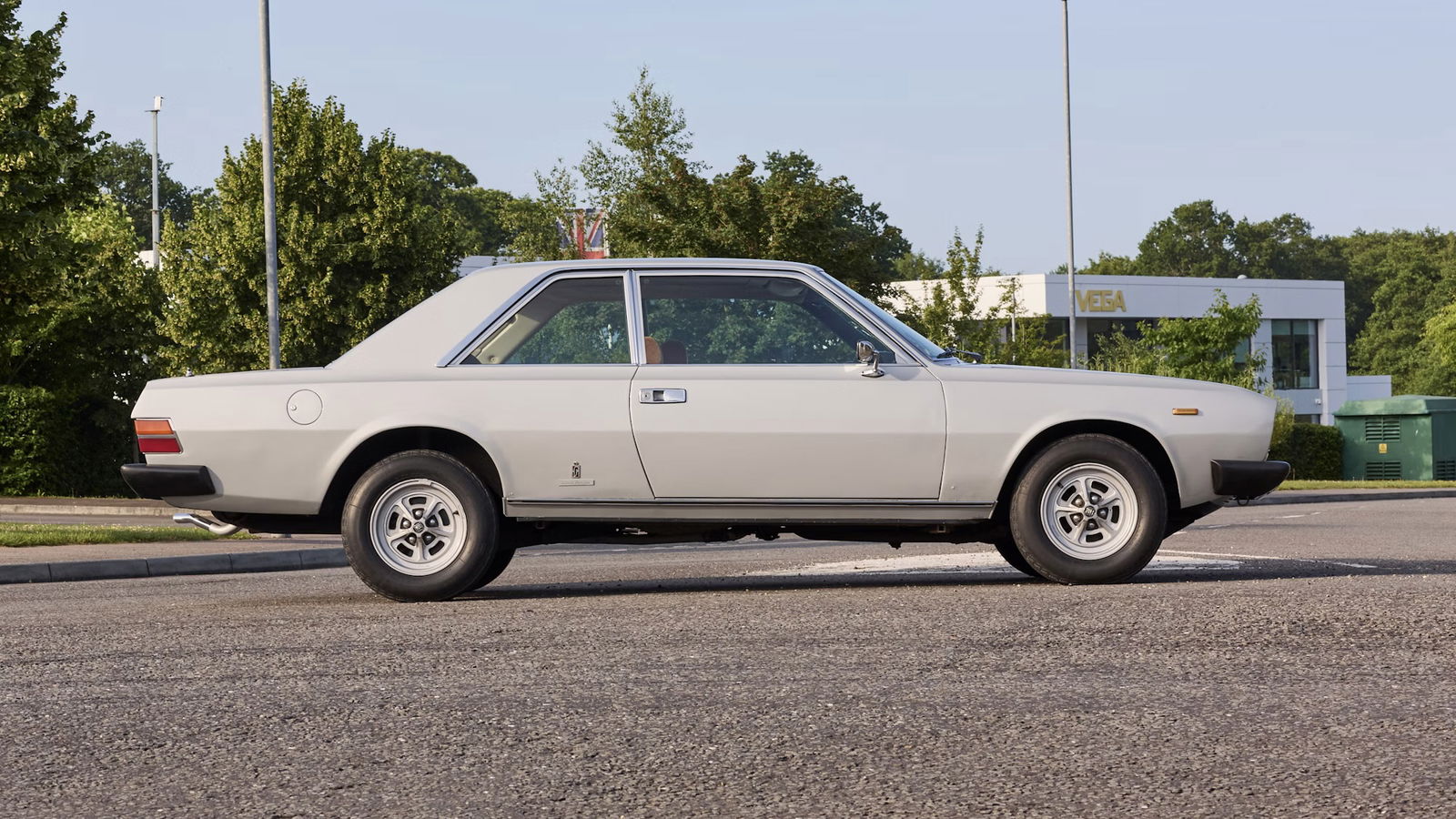 Fiat 130 Coupe - side